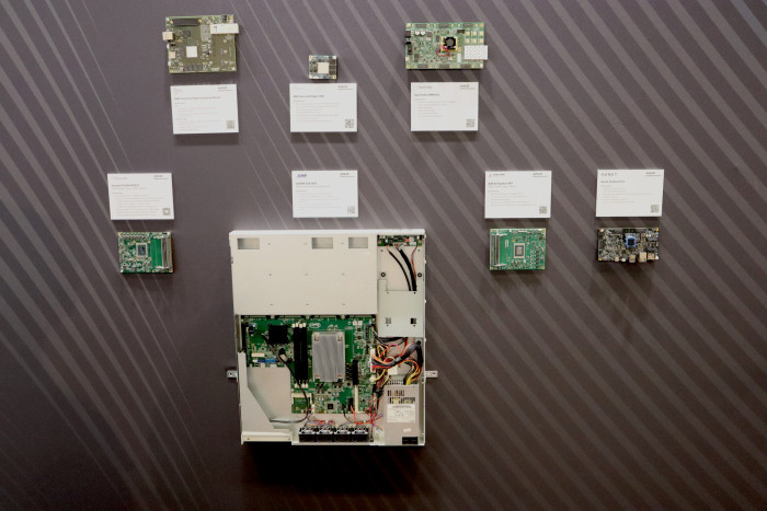 Von klein bis groß gibt es Mainboards auch mit Chips von AMD. Oben in der Mitte ein SoM. (Bild: Johannes Hiltscher, Golem.de)