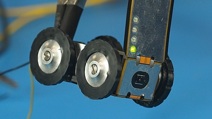 Das Gehäuse des Rovers besteht aus der Platine, auf der die Bauteile montiert sind. (Bild: Carl Bugeja)