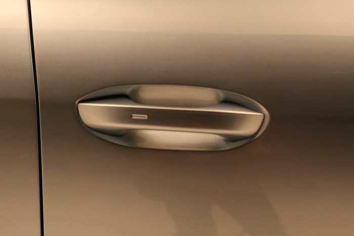 Die Türgriffe werden nicht versenkt, sondern sollen wuchtig wirken. (Foto: Friedhelm Greis)