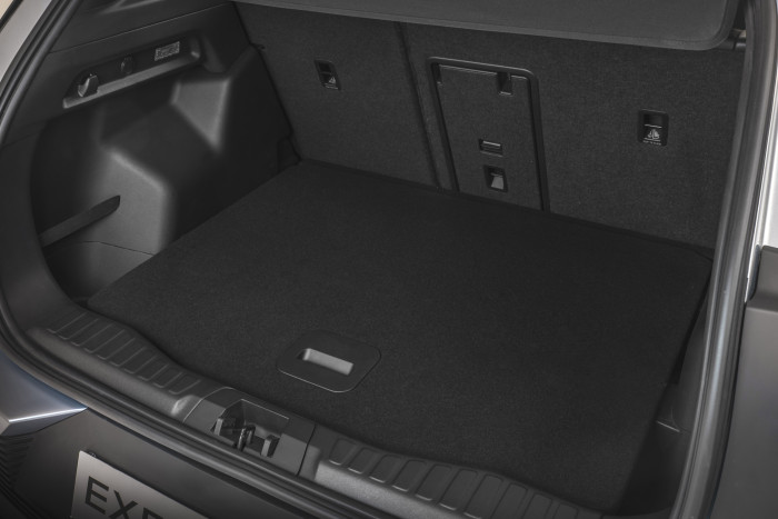 Das Kofferraumvolumen beträgt 440 Liter, mit umgeklappten Rücksitzen rund 1.400 Liter. (Foto: Ford)