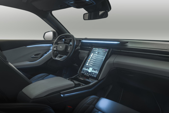 Der Innenraum hat wenig mit VW-Modellen gemein. (Foto: Ford)