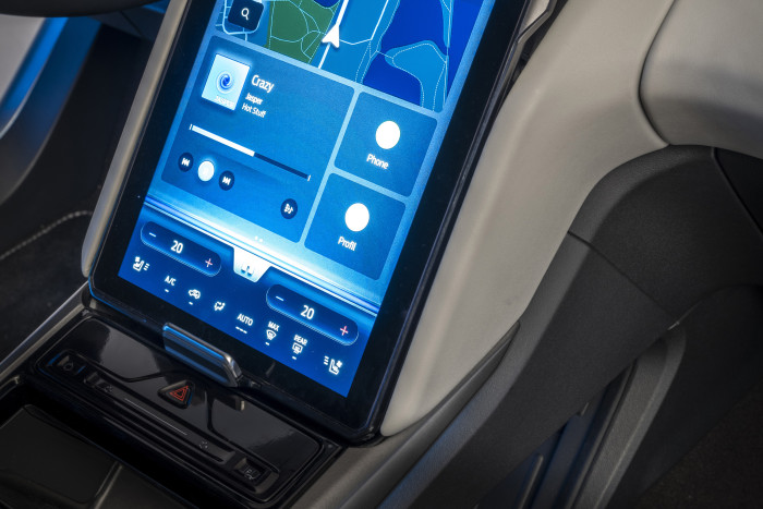 Der Infotainment-Bildschirm ist mit 14,6 Zoll recht groß. (Foto: Ford)