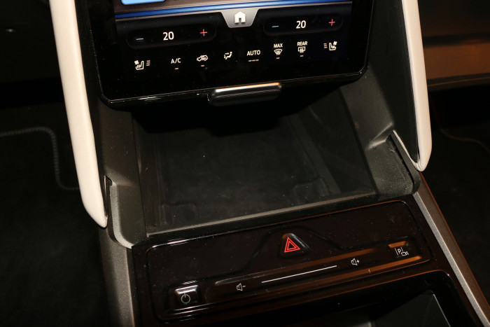 Der Bildschirm lässt sich verstellen und gibt einen abschließbaren Stauraum frei. (Foto: Friedhelm Greis)