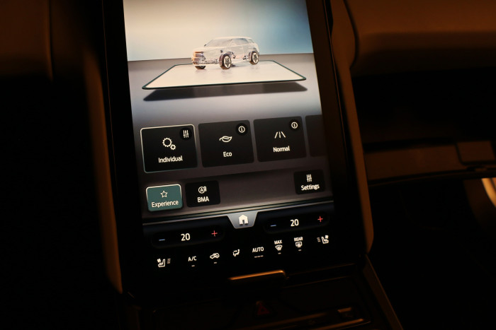 Am unteren Teil des Bildschirms lässt sich die Klimatisierung einstellen. (Foto: Friedhelm Greis)