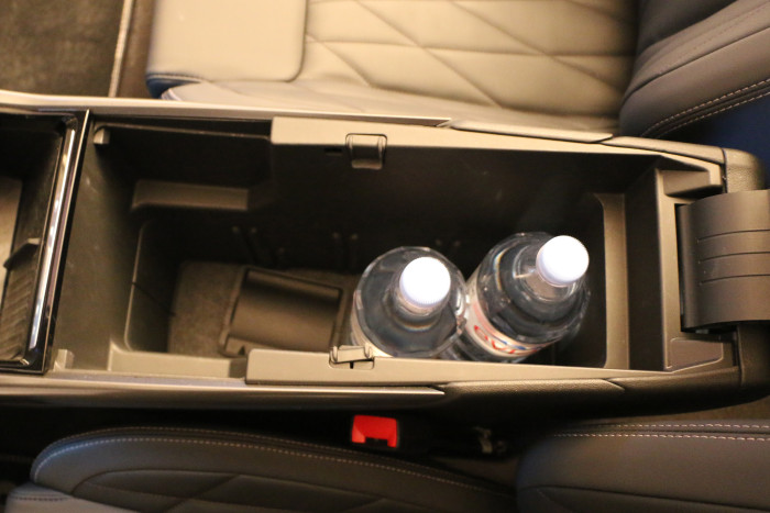 In der Mittelkonsole gibt es einen recht großen Stauraum mit 17 Litern Volumen. (Foto: Friedhelm Greis)