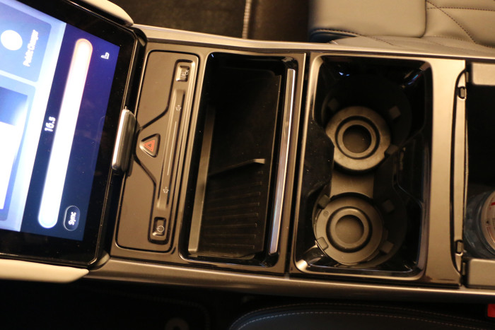 Die Smartphones lassen sich auch induktiv laden. (Foto: Friedhelm Greis)