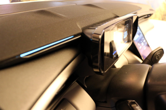 Eine Art Soundbar mit Ambientebeleuchtung ist über dem Armaturenbrett positioniert. (Foto: Friedhelm Greis)