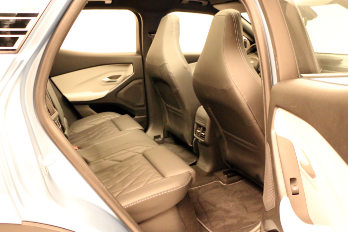 Bei einem Radstand von 2,77 m gibt es genügend Platz für die Passagiere im Fond. (Foto: Friedhelm Greis)