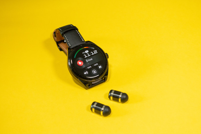 Die Smartwatch mit den beiden Buds (Bild: Tobias Költzsch/Golem.de)