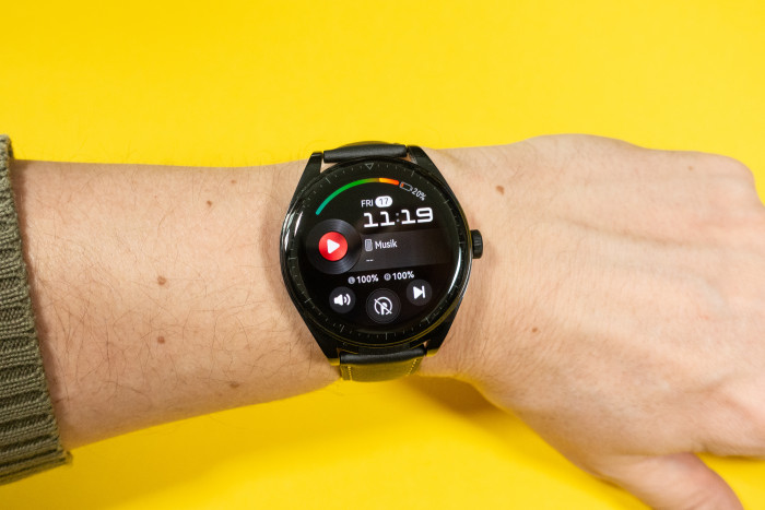 Die Watch Buds von Huawei sieht auf den ersten Blick wie eine herkömmliche Smartwatch aus. (Bild: Tobias Költzsch/Golem.de)