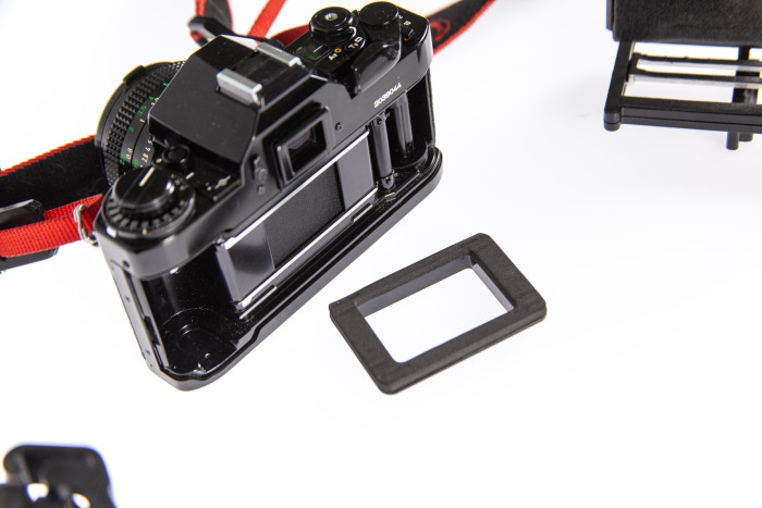 Ein kleiner Rahmen sorgt dafür, dass die Mattscheibe des Digitalrückteils vor Licht abgedichtet ist. (Bild: Martin Wolf/Golem.de)