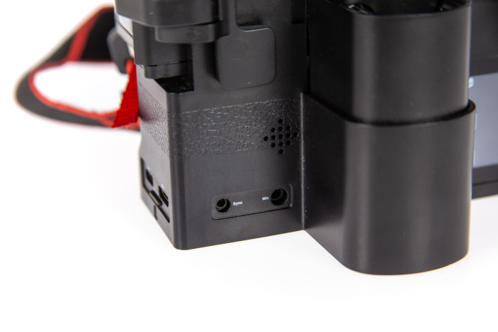 Mit dem Sync-Anschluss kann der Verschluss mit dem Blitzanschluss der Kamera synchronisiert werden. (Bild: Martin Wolf/Golem.de)