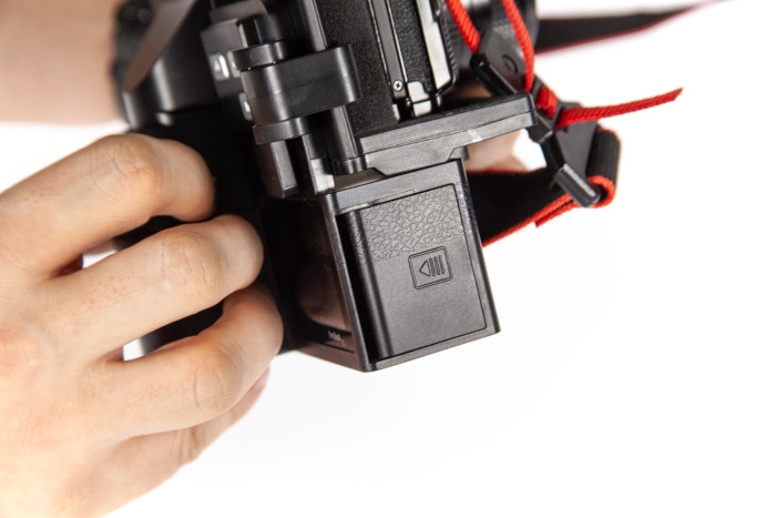 Der Akku ist in einem kleinen Fach untergebracht und lässt sich entnehmen und aufladen. (Bild: Martin Wolf/Golem.de)