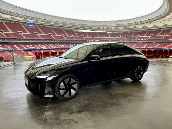 Der Ioniq 6 im Stadion von Atlético Madrid, dem Start- und Endpunkt der Probefahrt. (Bild: Dirk Kunde)