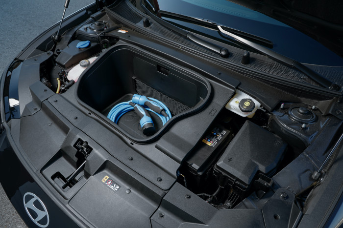 Unter der Fronthaube wird das Ladekabel verstaut. (Bild: Hyundai)