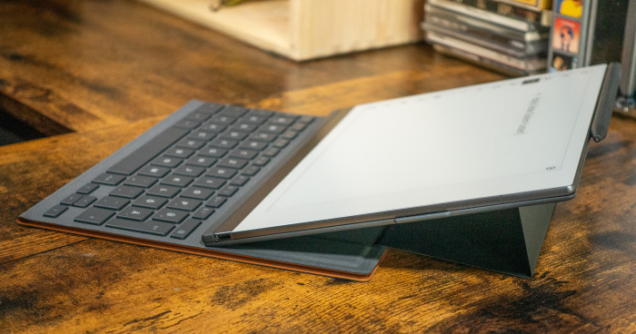 Der Ständer lässt sich auch nach hinten klappen, um besser zeichnen zu können. (Bild: Tobias Költzsch/Golem.de)