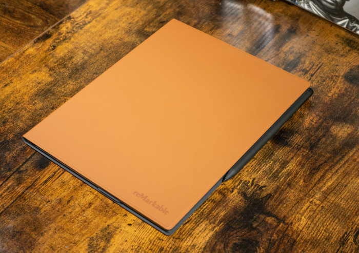 Zusammengeklappt wirkt die neue Tastaturhülle wie die bisherigen Cover. (Bild: Tobias Költzsch/Golem.de)