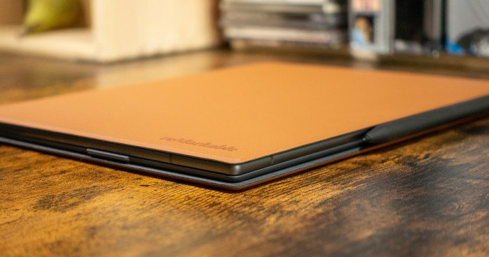 Lediglich anhand der Dicke ist zu erahnen, dass sich in der Hülle mehr versteckt. (Bild: Tobias Költzsch/Golem.de)