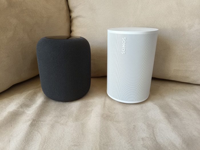 Links Homepod von Apple, rechts Era 100 (Bild: Ingo Pakalski/Golem.de)