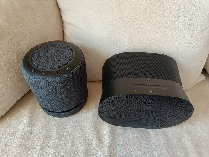 Links Echo Studio von Amazon, rechts Era 300 (Bild: Ingo Pakalski/Golem.de)