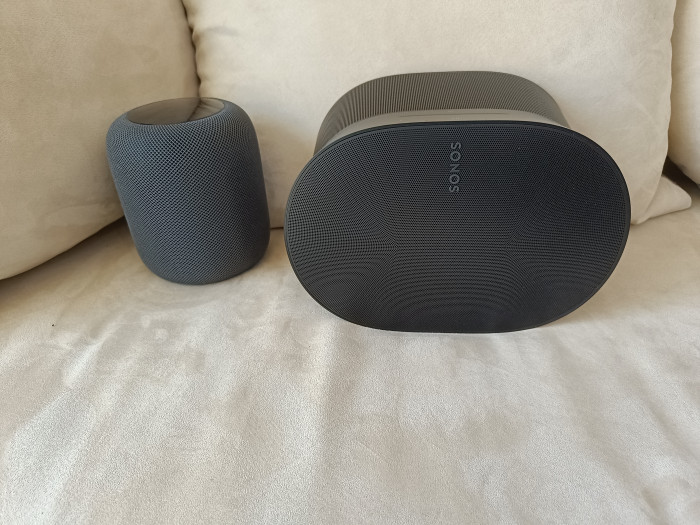 Links Homepod von Apple, rechts Era 300 (Bild: Ingo Pakalski/Golem.de)