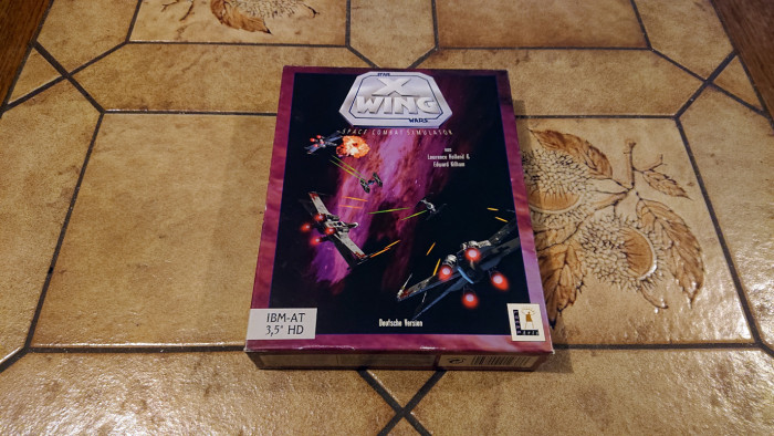 Ein Originalexemplar von X-Wing aus dem Jahr 1993: Die Verpackung ist bunter als das Spiel und könnte mit zur anfänglichen Enttäuschung des Autors beigetragen haben. (Bild: Medienagentur Plassma)