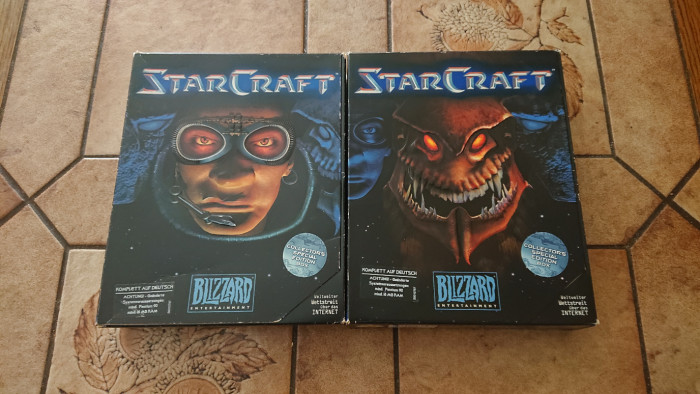 Starcraft wurde anno 1998 in drei verschiedenen Packungsversionen verkauft, die jeweils eine der drei Rassen zeigt. Auf unserem Foto ist die Version der Terraner (links) und die der Zerg zu sehen. (Bild: Blizzard/Medienagentur Plassma)