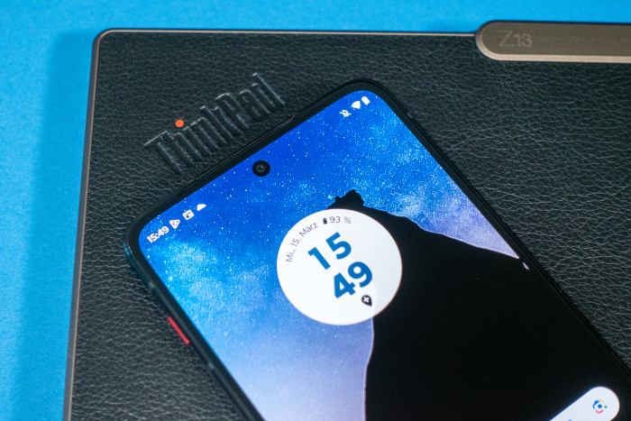 Die Frontkamera hat 32 Megapixel und einen Autofokus. (Bild: Tobias K&ouml;ltzsch/Golem.de)