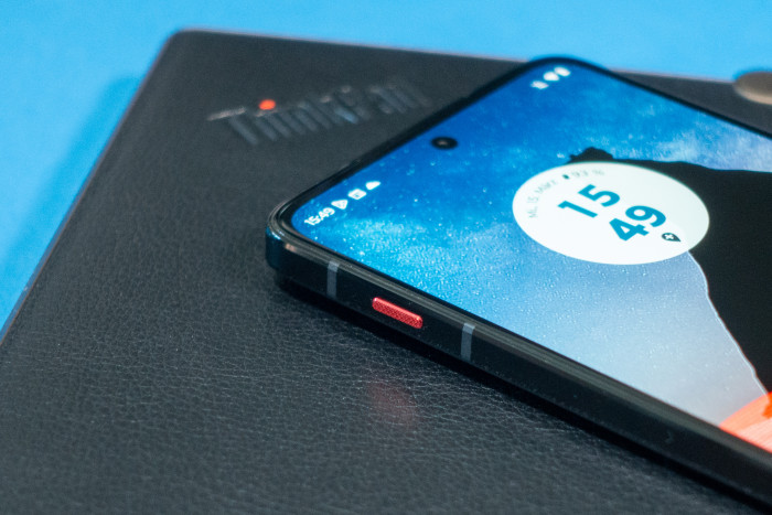 Der rote Knopf an der Seite kann programmiert werden. (Bild: Tobias K&ouml;ltzsch/Golem.de)