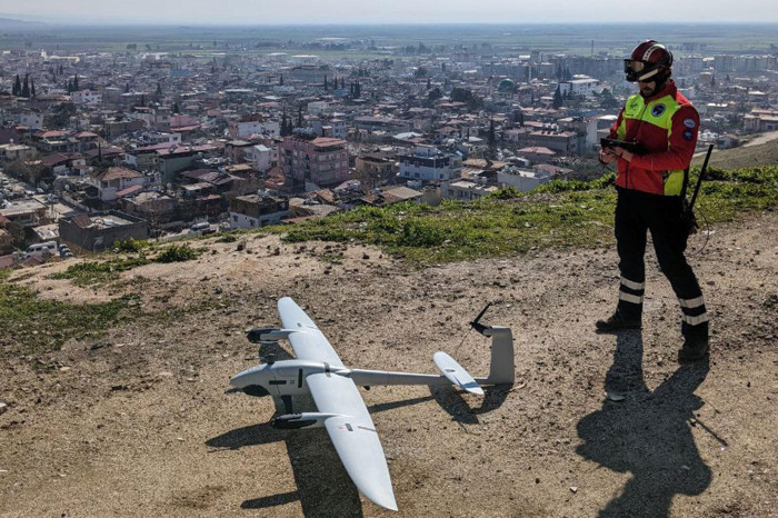 Mit der Drohne im Einsatz (Bild: DLR)