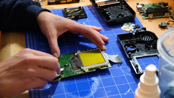 Reinigen der Kontaktflächen mit Alkohol und Wattestäbchen. (Bild: Andrea Maurer)