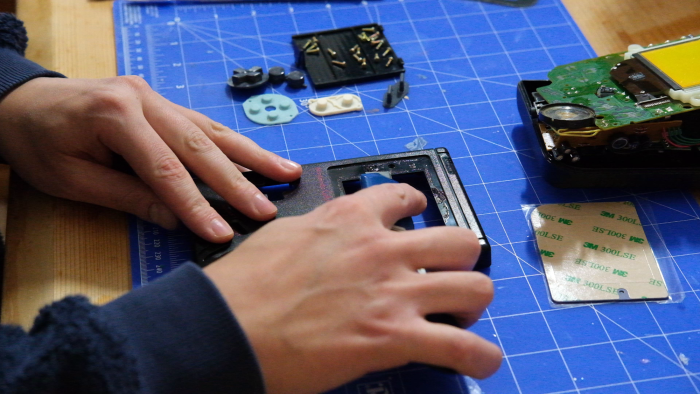 Klebereste an der Scheibe entfernen. (Bild: Andrea Maurer)