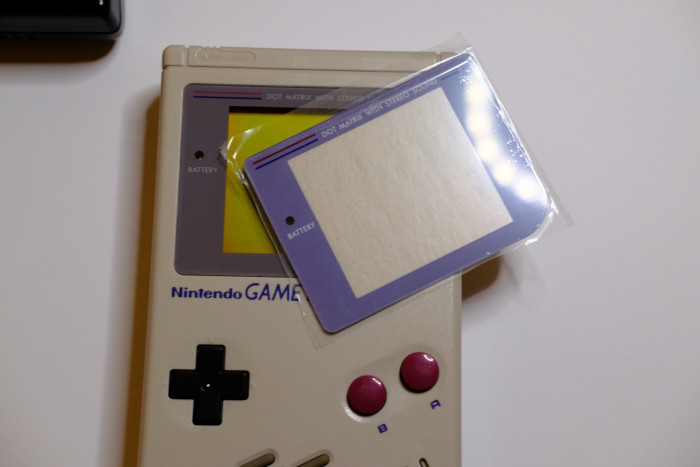 Eine neue Scheibe für den Game Boy Classic. (Bild: Andrea Maurer)