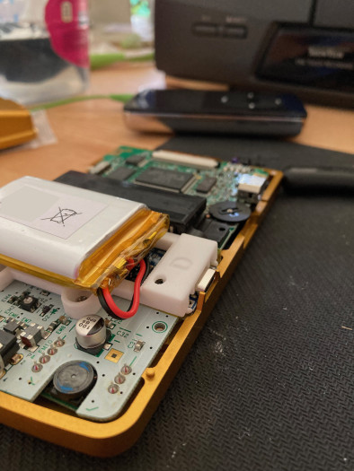 Aluminium-Gehäuse für den Game Boy Color von Boxy Pixel. (Bild: Andrea Maurer)