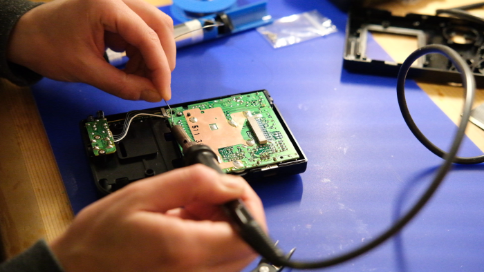 ..., Kabel an Batteriekontakten anlöten, ... (Bild: Andrea Maurer)