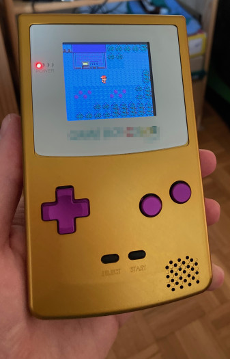 Der fertige Game Boy Color mit Aluminiumgehäuse, neuen Knöpfen, neuer Scheibe und LCD-Display. (Bild: Nintendo/Gamefreak/Andrea Maurer)