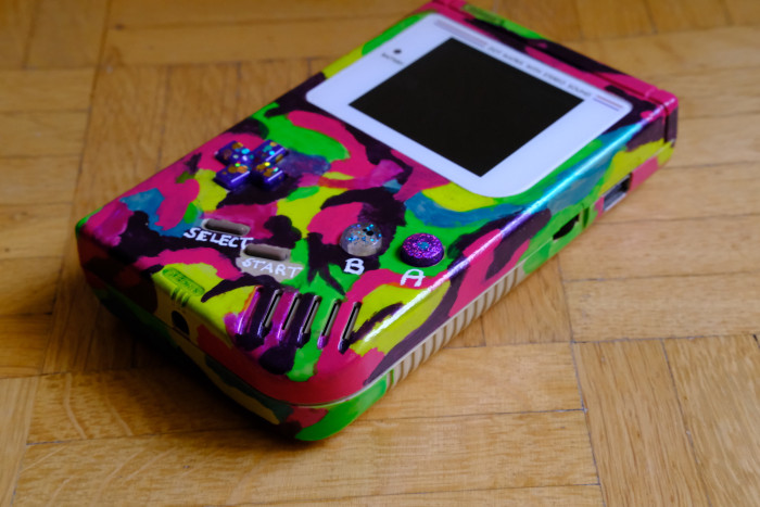 Der fertige Game Boy Classic mit lackiertem Gehäuse, eigenen Knöpfen aus Epoxidharz, einer neuen Scheibe und IPS-Display. (Bild: Andrea Maurer)