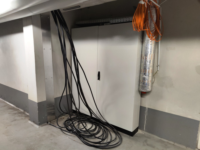 Der Schaltschrank für die Unterverteilung kann potenziell alle Stellplätze mit Strom versorgen. (Foto: Friedhelm Greis/Golem.de)