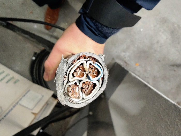 Für den Anschluss der Unterverteilung wurde ein Kabel vom Typ NYCWY 4x70/35 mm² verlegt. (Foto: Friedhelm Greis/Golem.de)