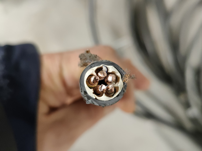 Die Wallboxen wurden mit einem Kabel vom Typ NYY-J 5x6 mm² angeschlossen. (Foto: Friedhelm Greis/Golem.de)