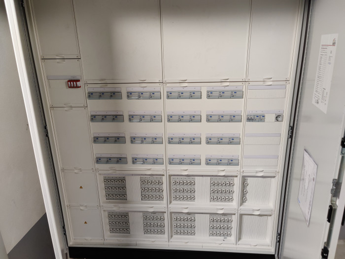 Die Unterverteilung verfügt bereits über 48 Sicherungsabgänge und Fehlerstromschutzschalter vom Typ A. (Foto: Friedhelm Greis/Golem.de) 