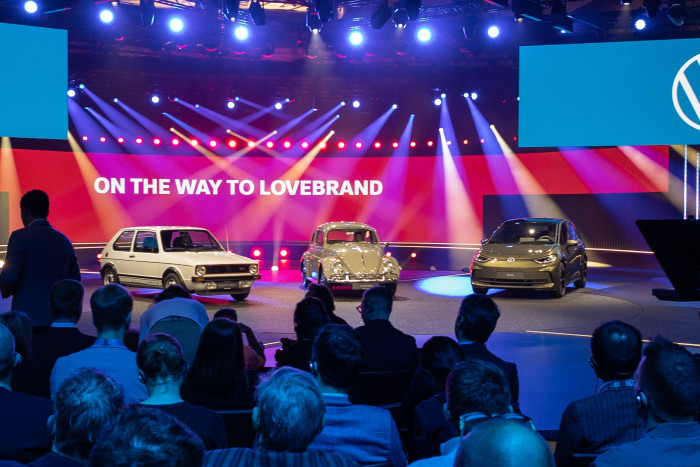 ... mit Käfer, Golf, ID.3. VW will an alte Erfolge anknüpfen. (Bild: Werner Pluta/Golem.de)
