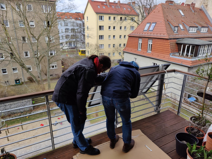 Grundsätzlich lassen sich die Panels gut zu zweit montieren, bei der Befestigung am Balkongitter haben wir aber eine dritte Person hinzugezogen. (Bild: Martin Wolf/Golem.de)