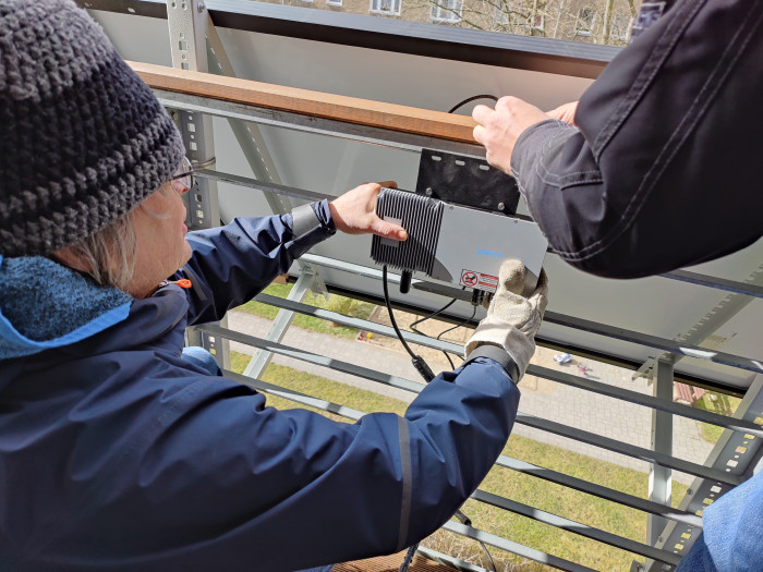 Der Wechselrichter lässt sich dank einer Montageplatte gut befestigen. (Bild: Martin Wolf/Golem.de)