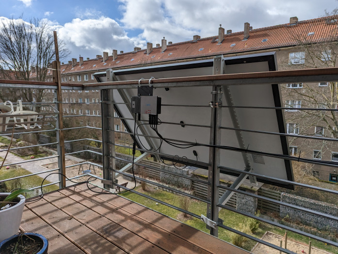 Die vom zweiten Solarpanel kommenden Kabel haben wir mit beiliegenden Kabelbindern am Gitter befestigt. (Bild: Tobias Költzsch/Golem.de)