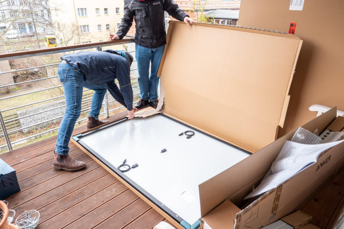 Vor allem die Solarpanels erfordern bei der Montage einigen Platz. (Bild: Martin Wolf/Golem.de)
