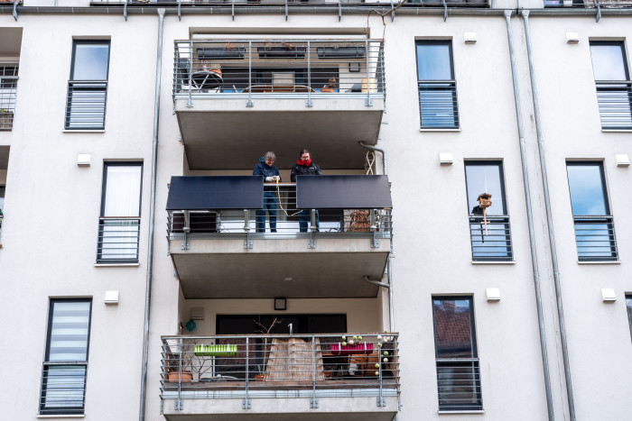Die in einem Winkel von 35 Grad am Balkongitter montierten Solarpanels (Bild: Martin Wolf/Golem.de)