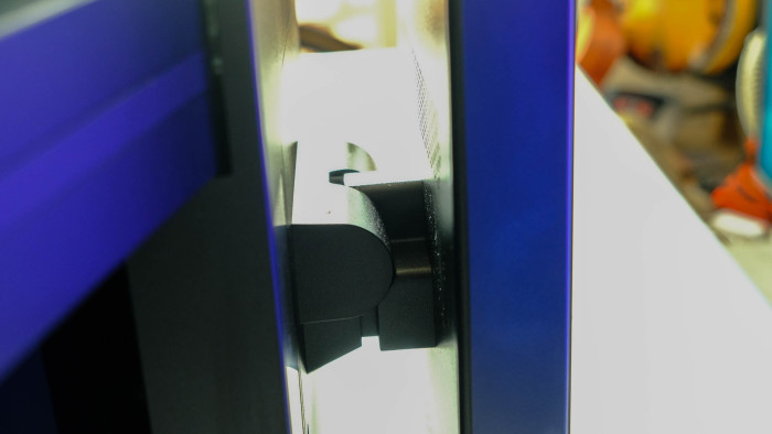 Das Panel lässt sich über ein Gelenk auch neigen. (Bild: Oliver Nickel/Golem.de)