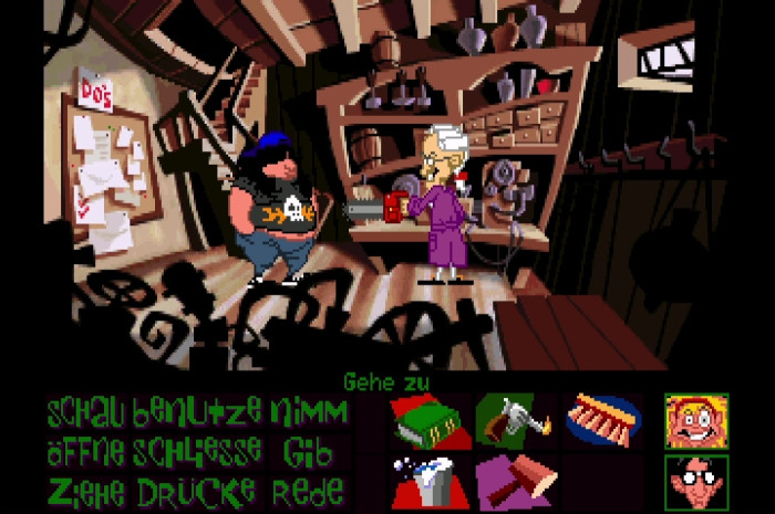 Die legend&auml;re Kettens&auml;ge, die in Maniac Mansion zu nichts zu gebrauchen war, hat in Day of the Tentacle einen wenige Sekunden langen Cameo-Auftritt. (Bild: Lucasfilm Games/Screenshot: Medienagentur Plassma)
