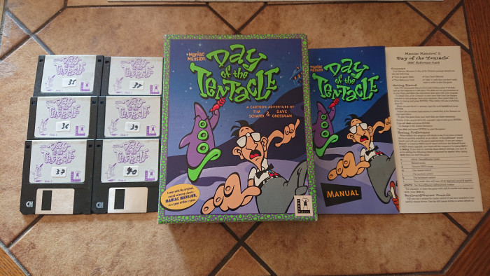 Die urspr&uuml;ngliche Version von Day of the Tentacle wurde in einer Schachtel im DIN-A4-Format ausgeliefert und bestand aus einer Anleitung, einer Referenzkarte und sechs Originaldisketten. (Bild: Medienagentur Plassma)